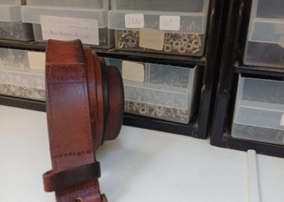 Extension de ceinture, atelier de maroquinerie Le Doc de la chaussure, Jodoigne